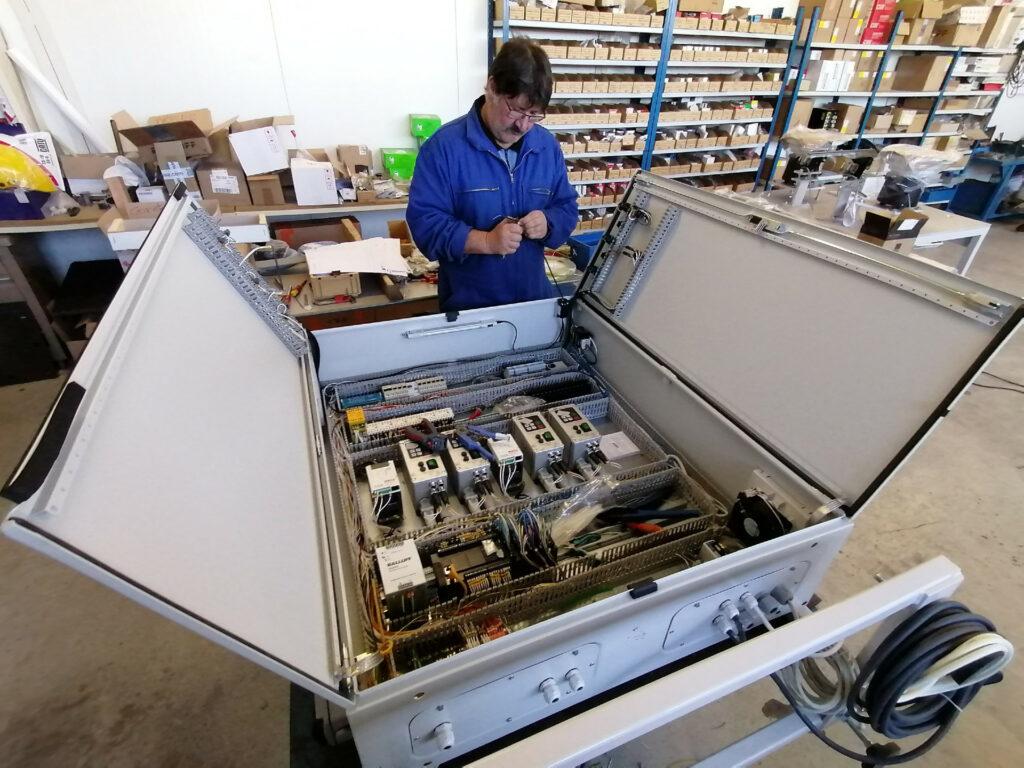 armoire électrique en cours de cablage